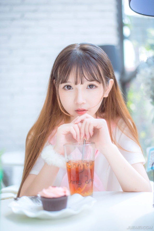 不论是多情诗句，漂亮的文章，还是闲暇的欢乐，什么都不能代替无比亲密的友谊。