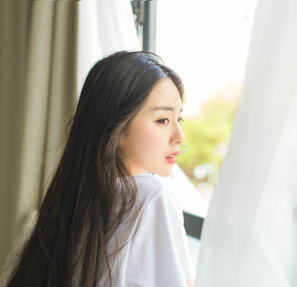 顿时，两名亲卫上前，直接将庞统双手反剪。